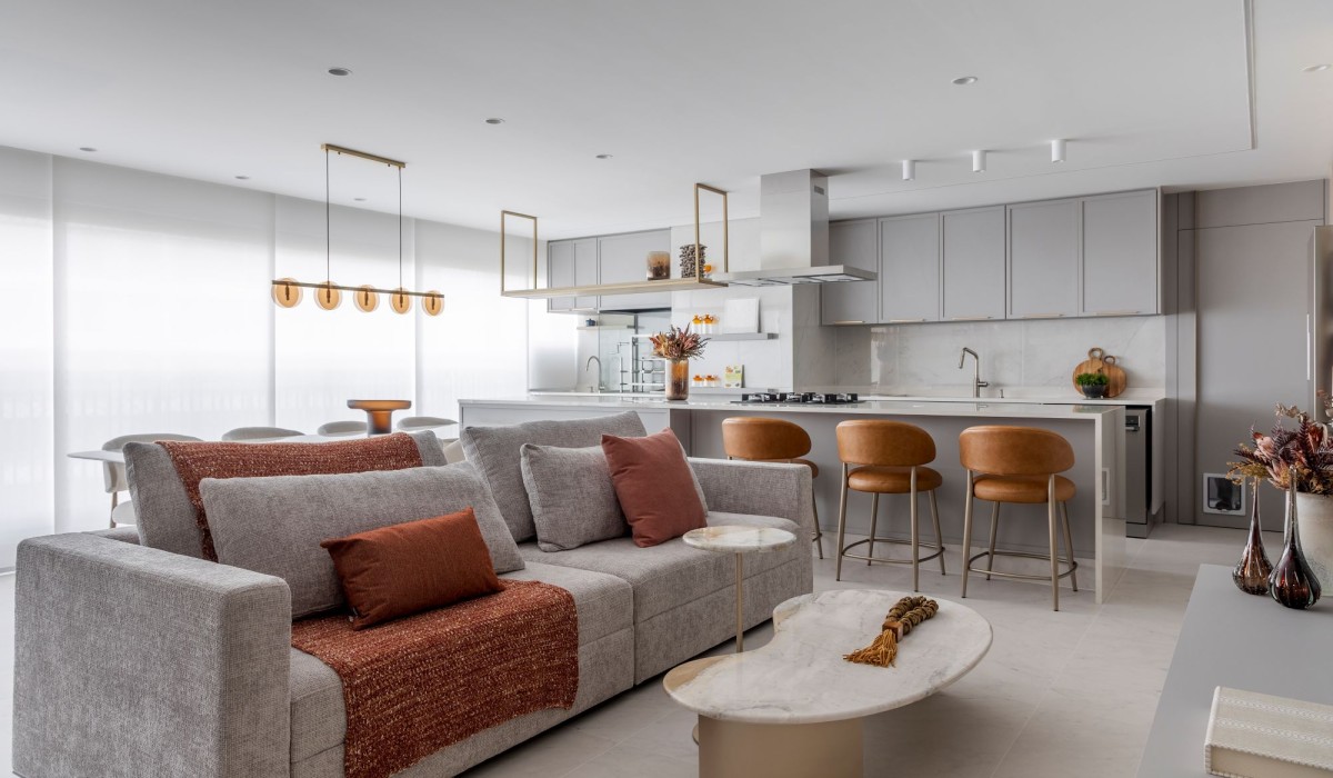 Cores neutras e terrosas dão o tom de aconchego em apartamento integrado